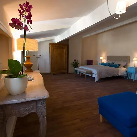 Couette-café Saint Genes - Chambres Et Table D'hotes